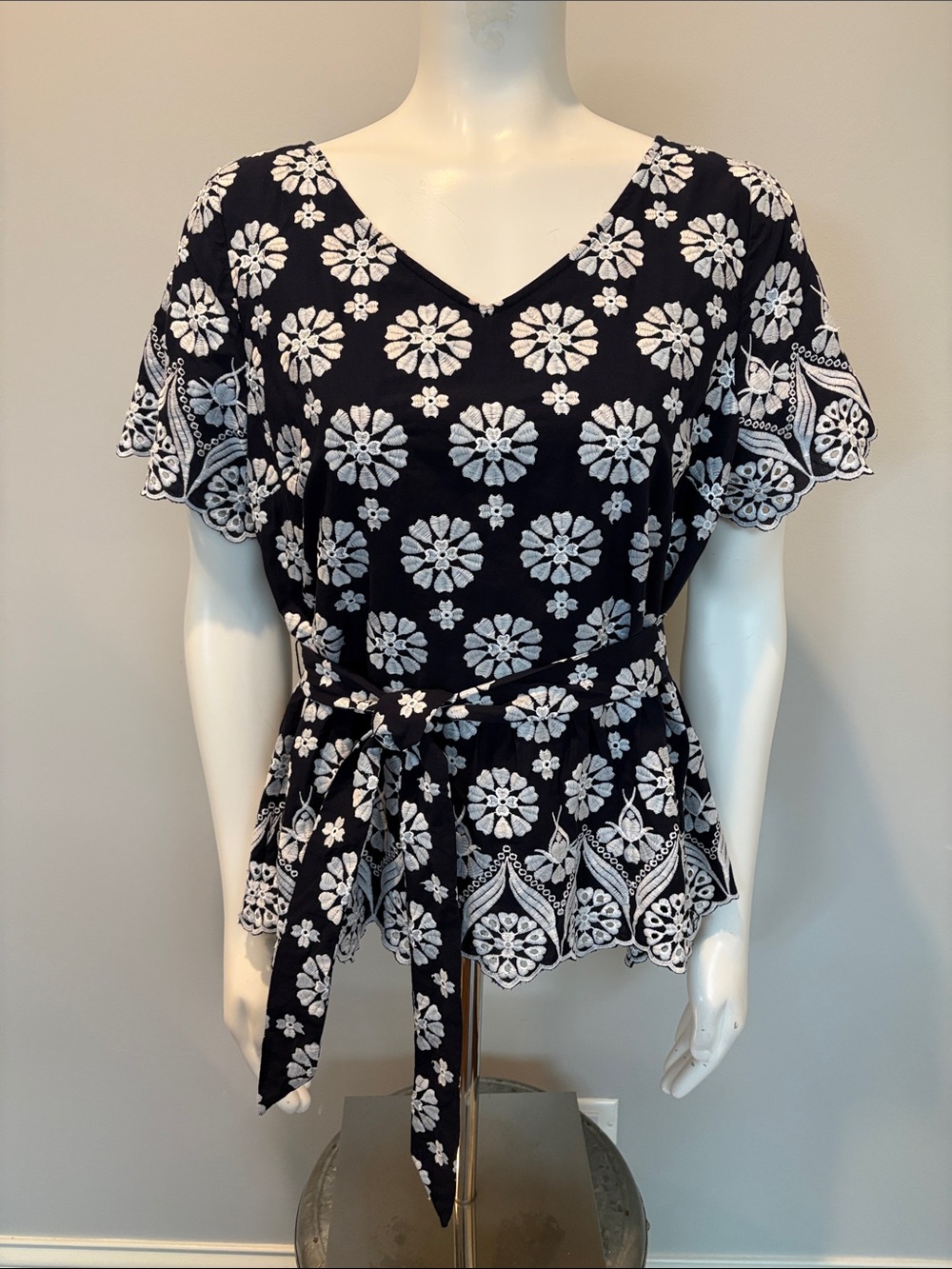 Talbots Petite Blue and White Embroidered Embellished Peplum Floral Top Size 16P